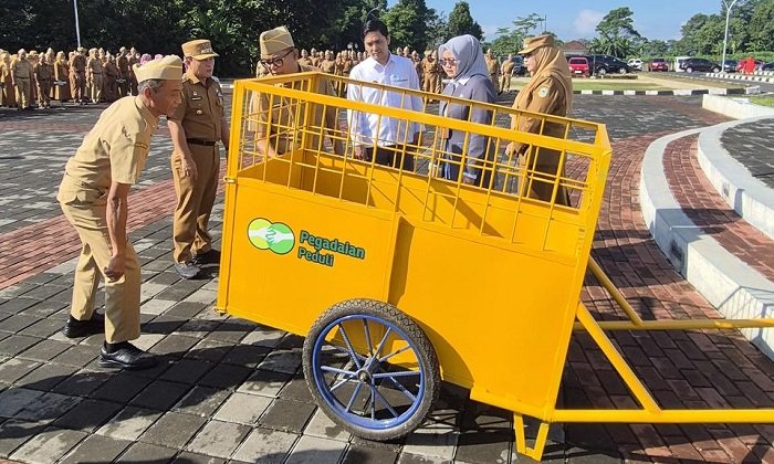 PT Pegadaian Kantor Wilayah X Jawa Barat menyerahkan 12 unit angkutan bak sampah besi beroda kepada Pemkab Kuningan.