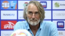 Pelatih Dewa United Jan Olde Riekerink memastikan timnya siap memberikan perlawanan terhadap Persib Bandung di BIS, Senin (20/4/2026) malam.