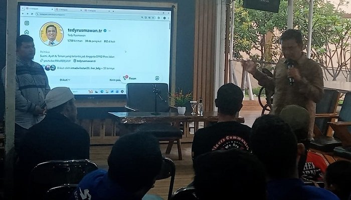 Tedy Rusmawan mengungkapkan saat ini tingkat pengetahuan masyarakat terhadap sejumlah layanan publik Pemprov Jabar, masih rendah.