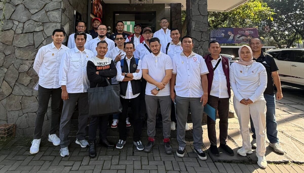 Ketua terpilih DPD Perbasi Jabar Epriyanto Kasmuri bersama Pengcab. (foto: dok Epriyanto Kasmuri)