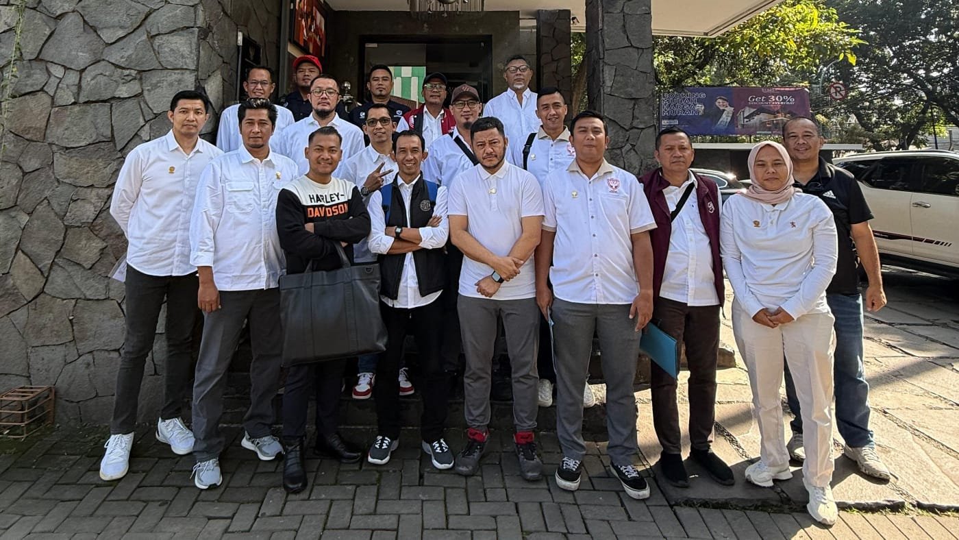 Ketua terpilih DPD Perbasi Jabar Epriyanto Kasmuri bersama Pengcab. (foto: dok Epriyanto Kasmuri)