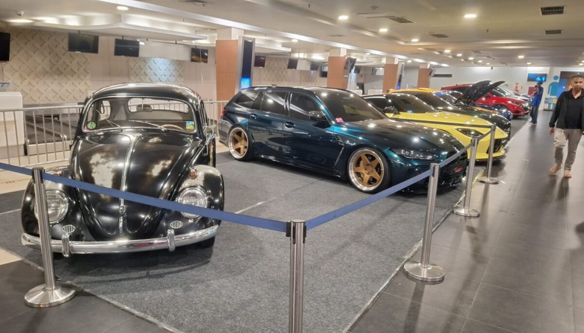 Mobil modifikasi dari berbagai daerah meriahkan W3st Side di Bandara Husein Sastranegara. (foto: juaranews/rahman)