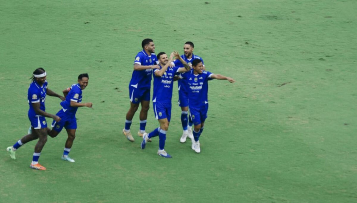Persib Bandung memastikan tetap memuncaki klasemen sementara hingga Pekan 31 Super League 2025-2026, setelah mengalahkan PSIM Yogyakarta 1-0 di Stadion Gelora Bandung Lautan Api (GBLA), Kota Bandung, Senin (4/5/2026) sore.