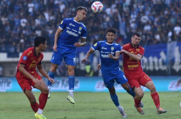 DUEL panas yang sarat dengan aroma dendam dan pertaruhan harga diri akan tersaji di Stadion Segiri, saat Persija dan Persib bentrok.