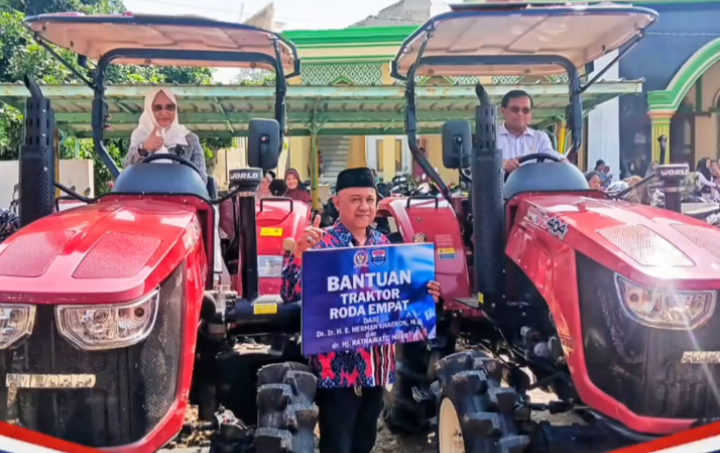 Upaya memperkuat sektor pertanian terus dilakukan melalui dukungan alat produksi bagi para petani di daerah.