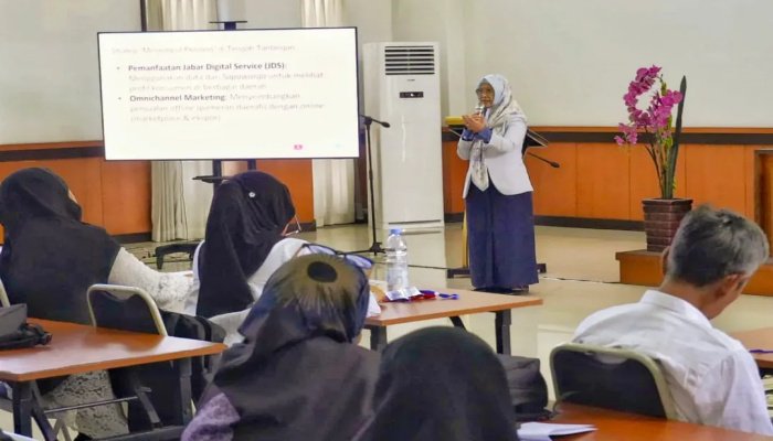 Hj. Ratnawati menghadiri sekaligus menjadi narasumber dalam kegiatan Pelatihan UMKM yang diselenggarakan UPTD Pendidikan.