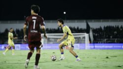 Persib Bandung selangkah lagi tampil sebagai juara Super League 2025-2026, setelah menekuk PSM Makassar 2-1, Minggu (17/5/2026) malam.