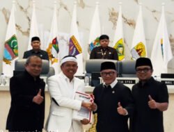 Ketua DPRD Jabar Serahkan Rekomendasi LKPJ 2025 kepada Gubernur