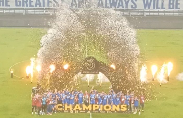 Persib Bandung memastikan gelar juara Super League 2025-2026, setelah pada laga pamungkas di Pekan 34, bermain imbang 0-0 dengan Persijap.