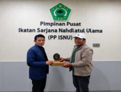 Ketua PC ISNU Pidie Serahkan Penghargaan untuk Sekjen PP ISNU, Perkuat Spirit Intelektual Santri di Era AI