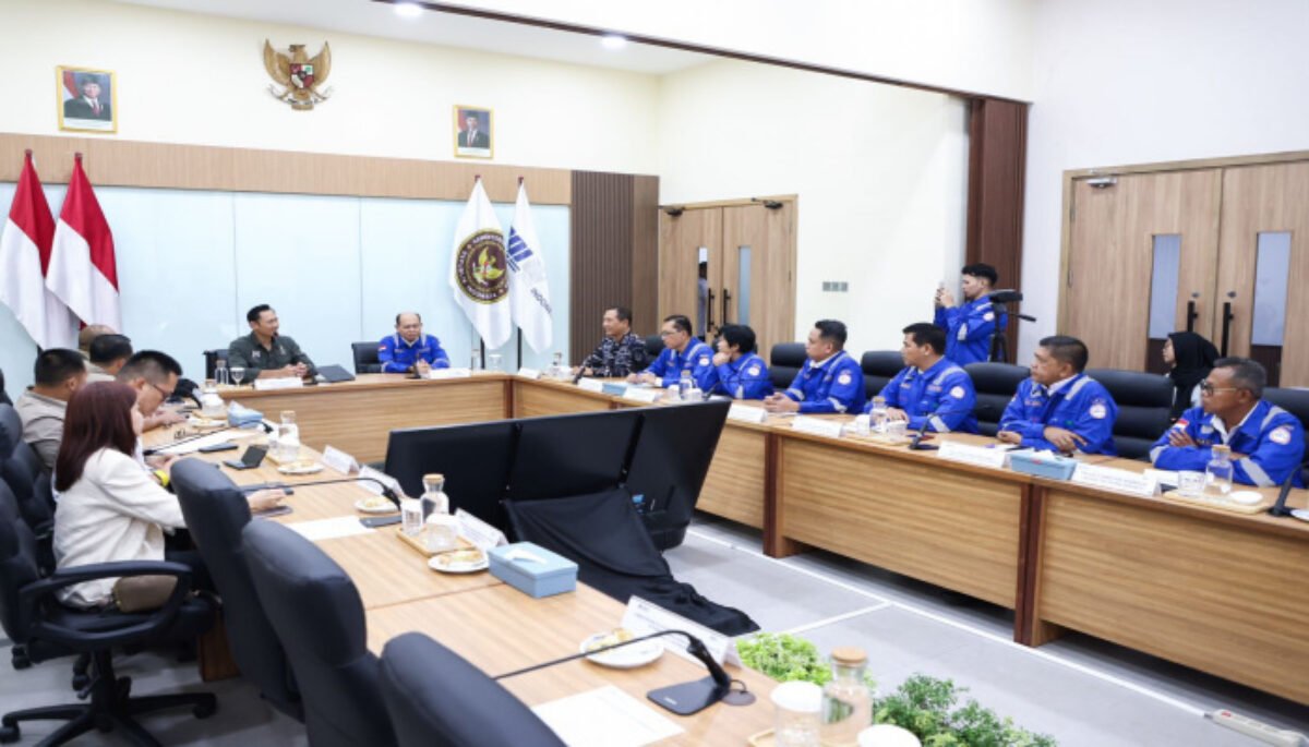Menteri Koordinator Bidang Infrastruktur dan Pembangunan Kewilayahan AHY melakukan kunjungan kerja ke PT PAL Indonesia di Surabaya.