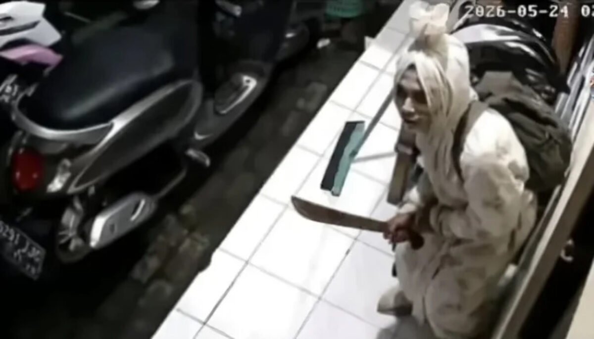 Teror Pocong Bersenjata Resahkan Warga Bandung Barat