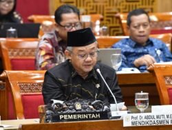 Pemerintah Pastikan Guru Non-ASN Tetap Mengajar Lewat SE Mendikdasmen