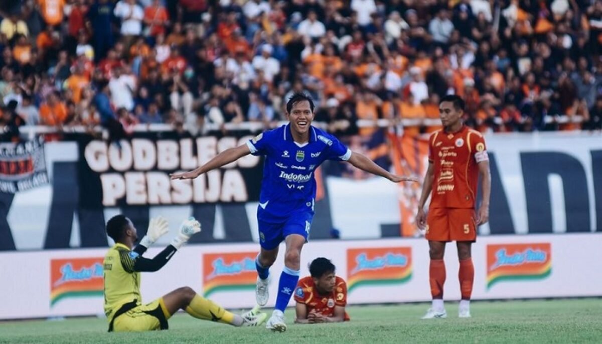 Menang 2-1 di Samarinda: Persib Bandung Tetap di Jalur Juara, Persija Jakarta Tersingkir