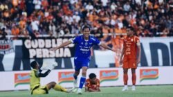 Persib Bandung tetap berada di jalur juara Super League 2025-2026, setelah menaklukkan Persija Jakarta 2-1, Minggu (10/5/2026) sore.
