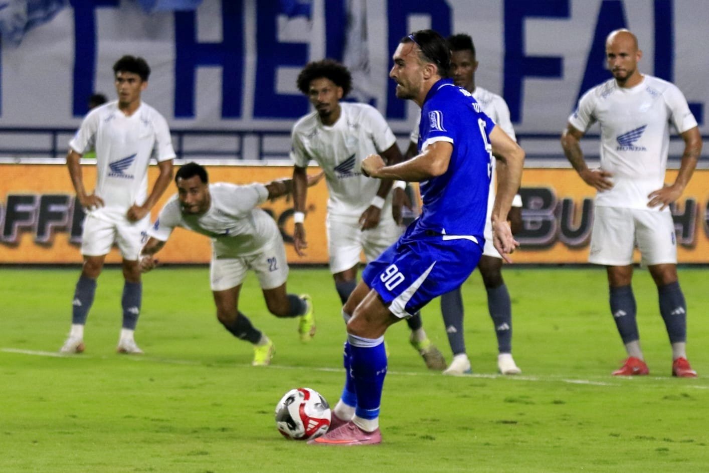 DUA pertandingan sisa laga Super League 2025-2026 ini sangat menentukan bagi perjalanan Persib Bandung mendapatkan trofi ketiga beruntun.