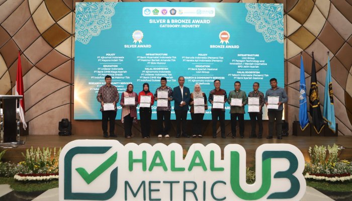 PT Bio Farma meraih Award kategori Research & Community Services dalam ajang Indonesia Halal Ecosystem Summit & UB Halal Metric Awards 2026.