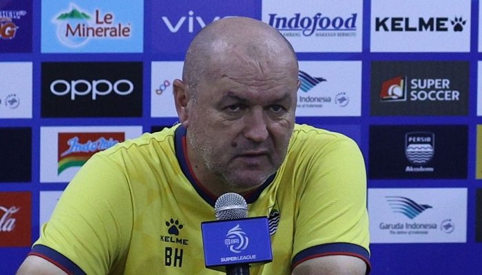 Pelatih Persijap Jepara saat memimpin latihan. (foto: i.league)