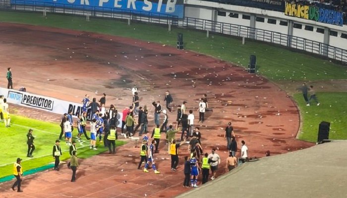 Persib Bandung menanggung sanksi berat, buntut dari kericuhan penonton saat menjamu Ratchaburi FC pada Leg 2 Babak 16 ACL 2025-2026.