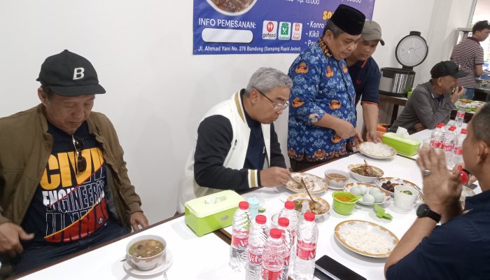 Warung Sop Saudara atau Sop Sentral 1954 resmi hadir di Kota Bandung, berlokasi di kawasan ruko Outlet Madu Perhutani, Jalan Ahmad Yani.
