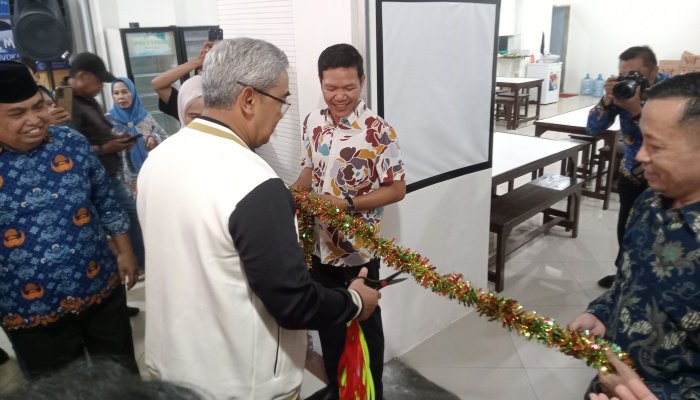 Warung Sop Saudara atau Sop Sentral 1954 resmi hadir di Kota Bandung, berlokasi di kawasan ruko Outlet Madu Perhutani, Jalan Ahmad Yani.