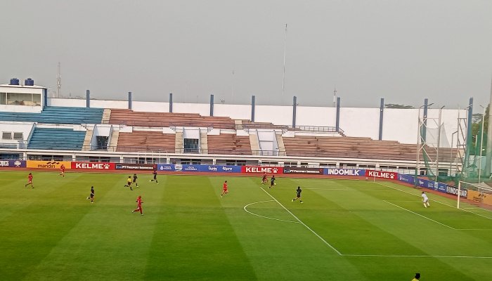 Pelatih timnas Putri Indonesia Satoru Mochizuki dan player of the match Rosdillah Siti Nurrohmah saat konferensi pers seusai laga di Stadion Arcamanik, Kota Bandung, Selasa (9/6/2026). (foto:juaranews/deni mulyana)