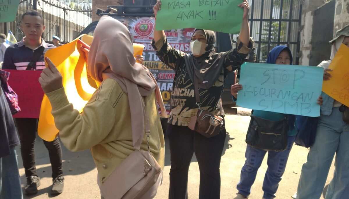 Sejumlah orang tua siswa menggelar aksi unjuk rasa untuk memprotes polemik pelaksanaan Sistem Penerimaan Murid Baru (SPMB) Jawa Barat 2026, Kamis (11/6/2026)
