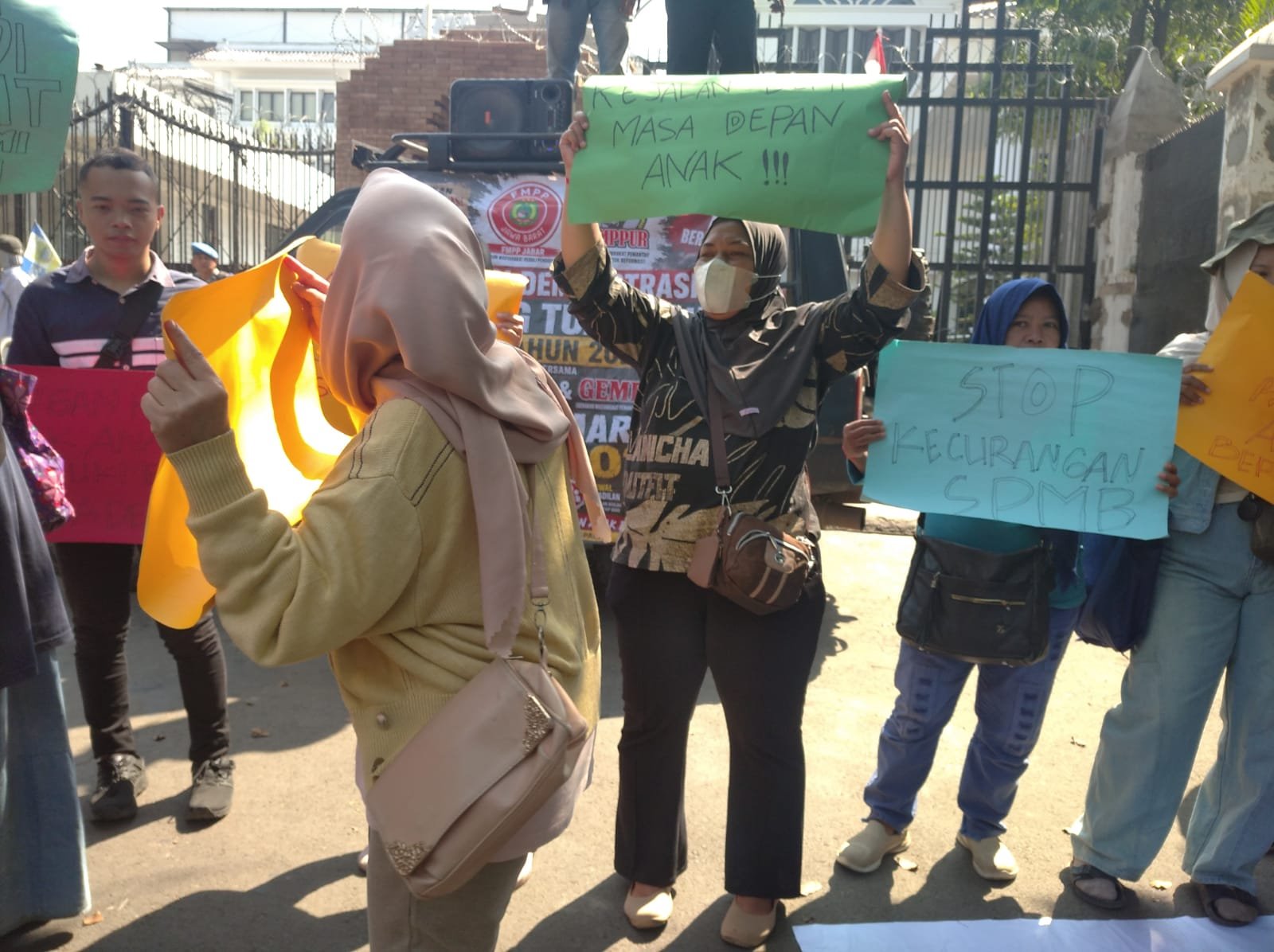 Sejumlah orang tua siswa menggelar aksi unjuk rasa untuk memprotes polemik pelaksanaan Sistem Penerimaan Murid Baru (SPMB) Jawa Barat 2026, Kamis (11/6/2026)