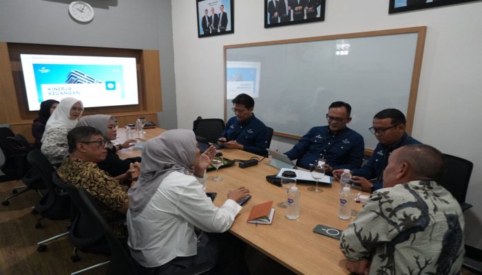 Komisi III DPRD Jabar menyoroti penguatan ekonomi daerah melalui pengembangan sektor keuangan syariah saat kunjungan kerja ke KCP BJB Syariah.