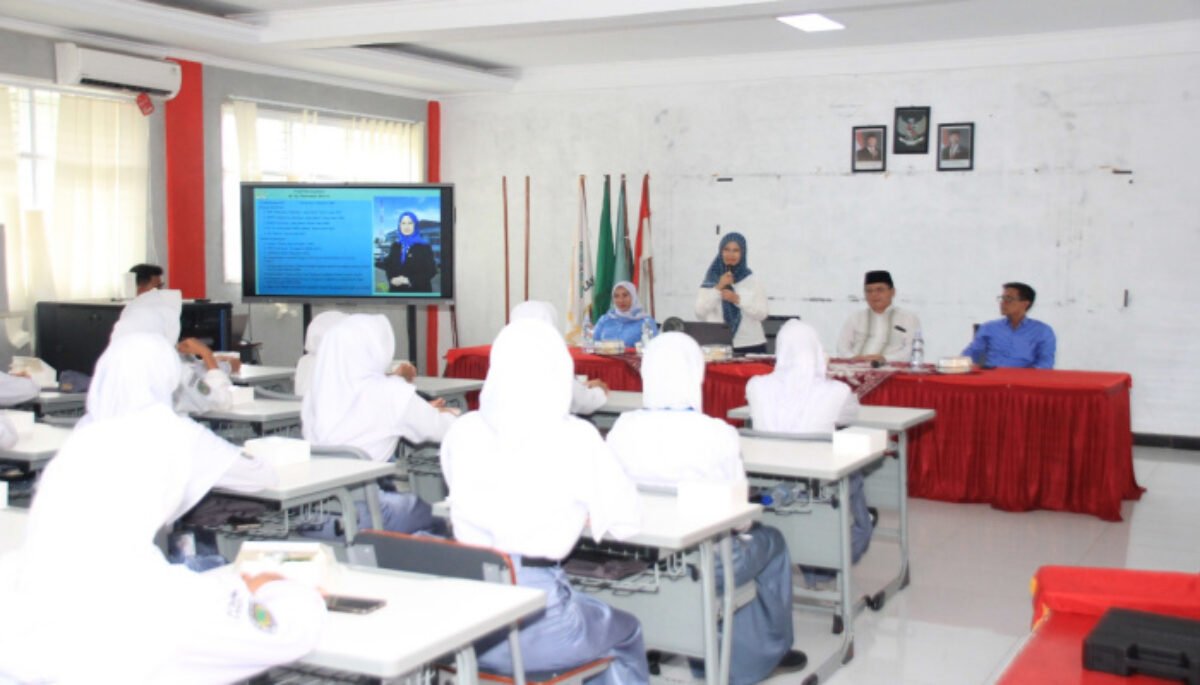 Hj. Ratnawati, menegaskan pentingnya pendidikan demokrasi sebagai fondasi untuk membangun generasi muda yang kritis.