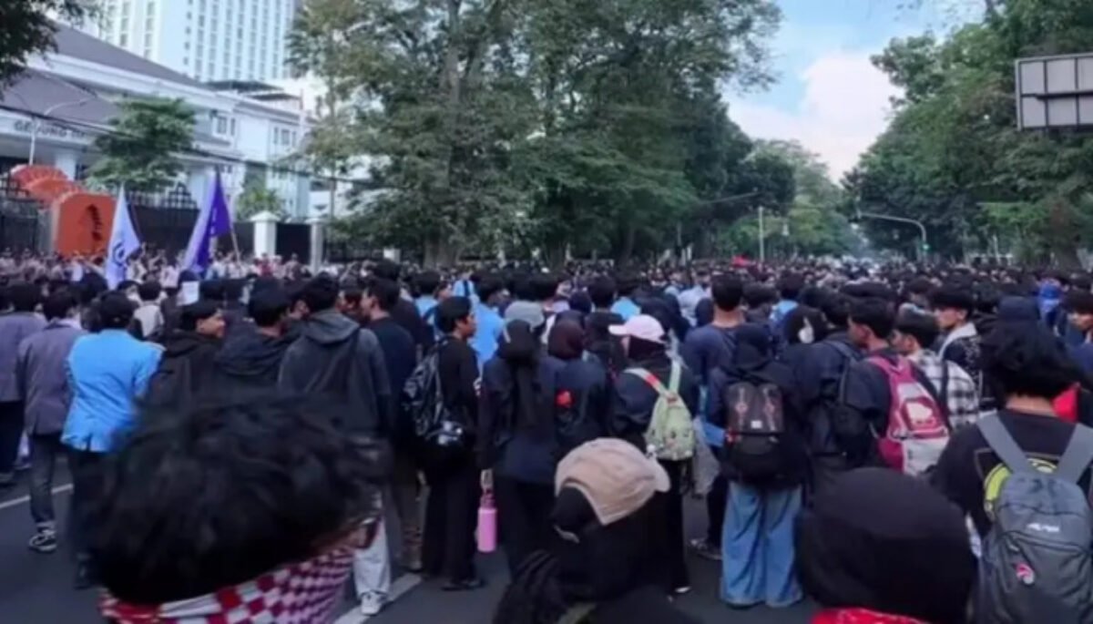 Lebih dari 1.000 mahasiswa dari berbagai perguruan tinggi di Bandung Raya memadati halaman Gedung DPRD Jawa Barat.