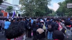 Lebih dari 1.000 mahasiswa dari berbagai perguruan tinggi di Bandung Raya memadati halaman Gedung DPRD Jawa Barat.