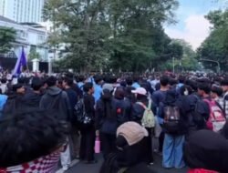 Ribuan Mahasiswa Geruduk DPRD Jabar, Desak Pemerintah Hentikan MBG dan Bubarkan BGN