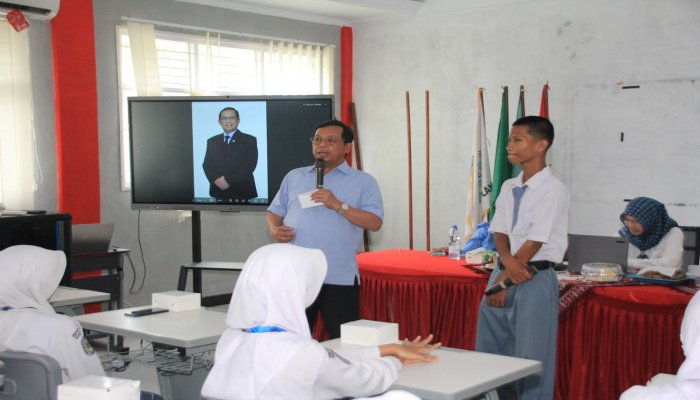 Hj. Ratnawati, menegaskan pentingnya pendidikan demokrasi sebagai fondasi untuk membangun generasi muda yang kritis.