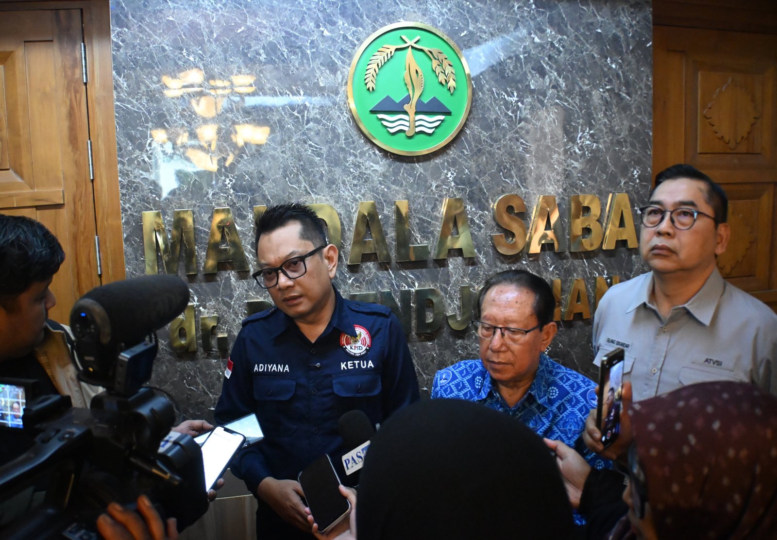 Kewajiban penayangan program siaran lokal dinilai belum cukup menjadi benteng pertahanan budaya di tengah derasnya gempuran platform digital. 