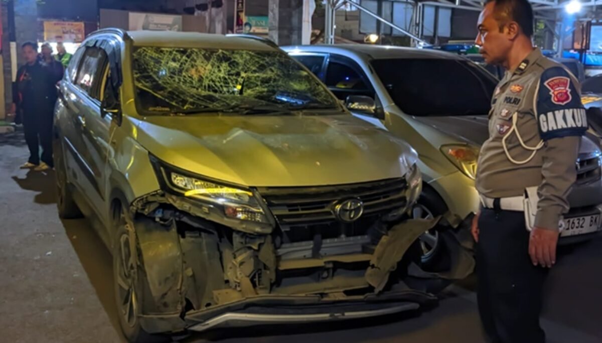 Toyota Rush Dirusak Massa di Jalan Buahbatu Bandung, Ini Dugaan Pemicunya