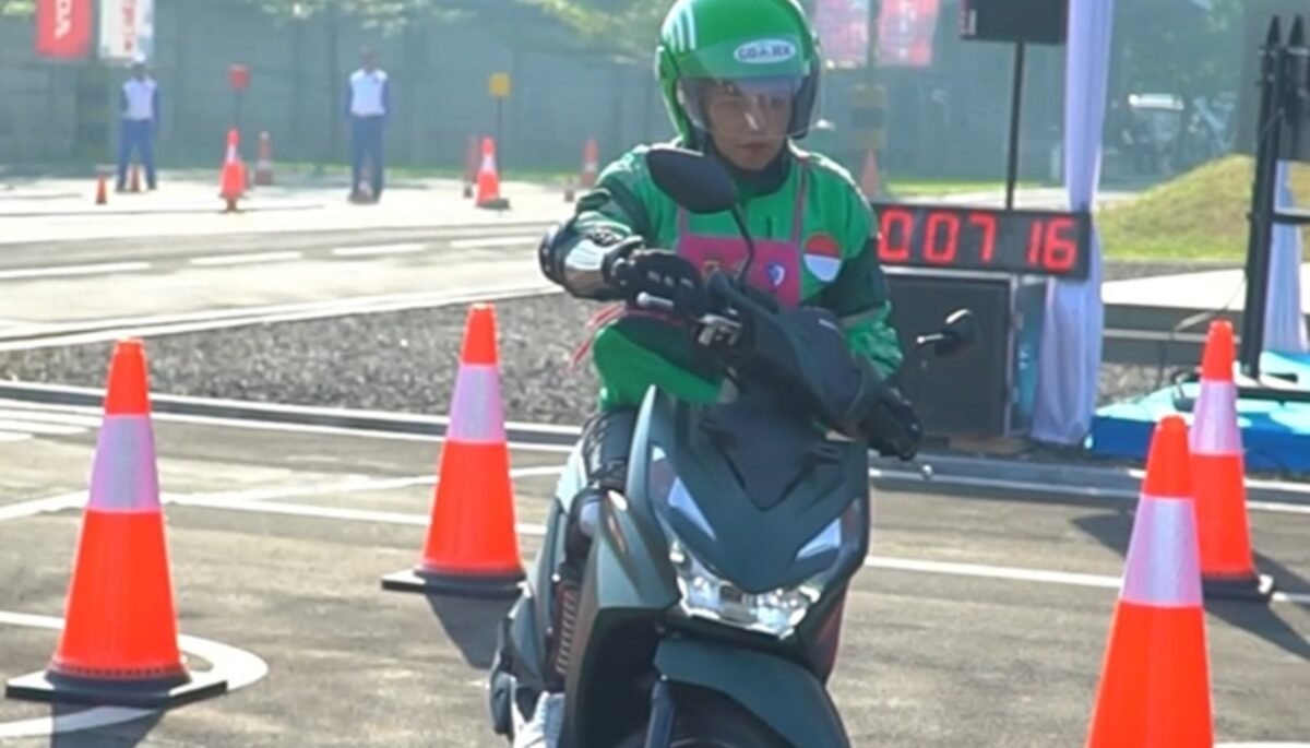 Keren, Driver Ojol Unjuk Skill Berkendara di Lomba Safety Riding HUT Bhayangkara