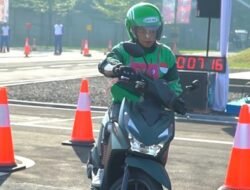 Keren, Driver Ojol Unjuk Skill Berkendara di Lomba Safety Riding HUT Bhayangkara
