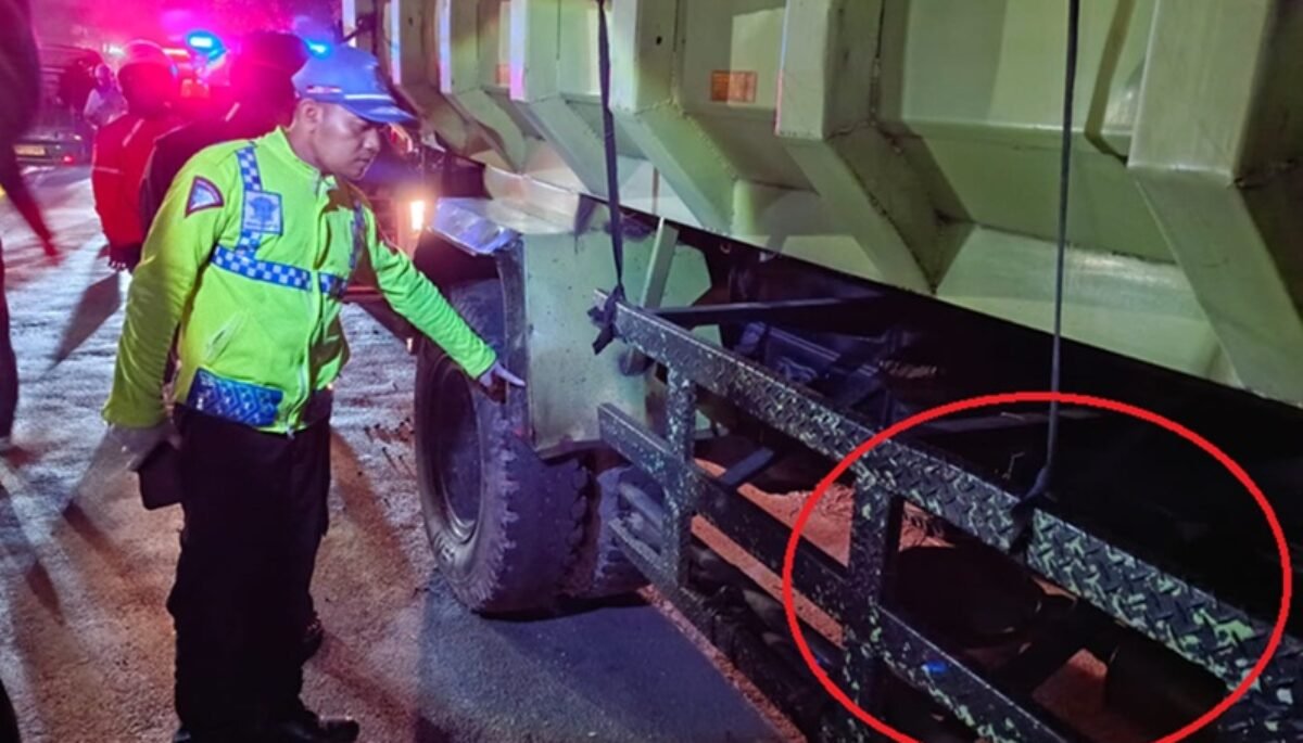 Pemotor Tewas Masuk Kolong Dump Truck di Jalan AH Nasution Bandung Tadi Malam
