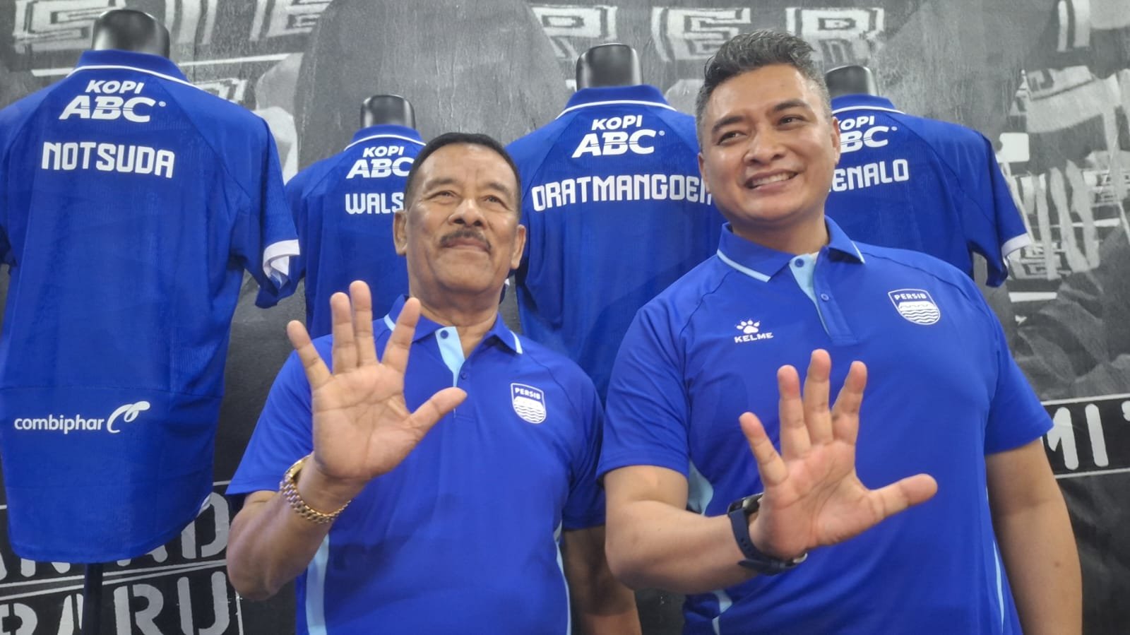 Manajer Persib Bandung, Umuh Muchtar (kiri). (foto: juaranews/rahman)