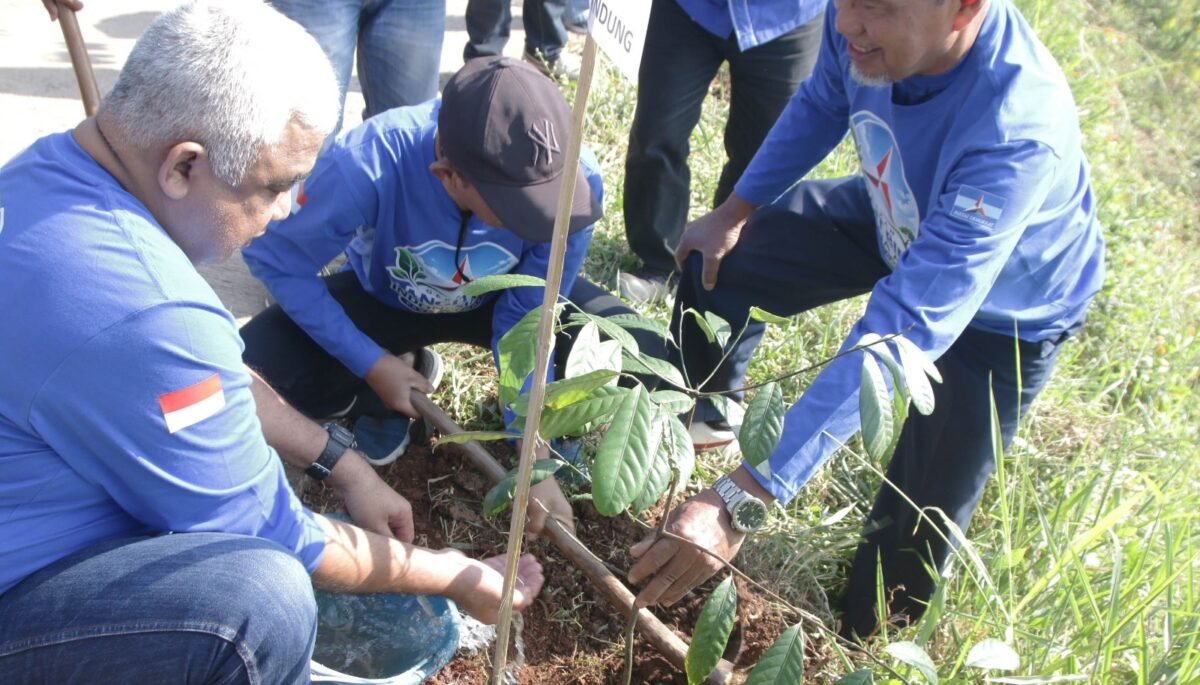 Demokrat Kab Bandung Awali Rangkaian HUT ke-25 dengan Pengecatan Rumah Ibadah dan Penanaman 100 Pohon