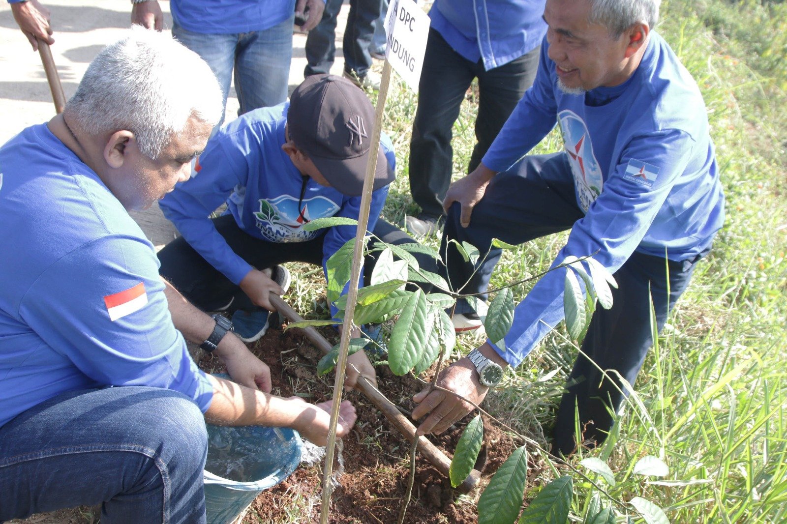 Demokrat Kab Bandung Awali Rangkaian HUT ke-25 dengan Pengecatan Rumah Ibadah dan Penanaman 100 Pohon