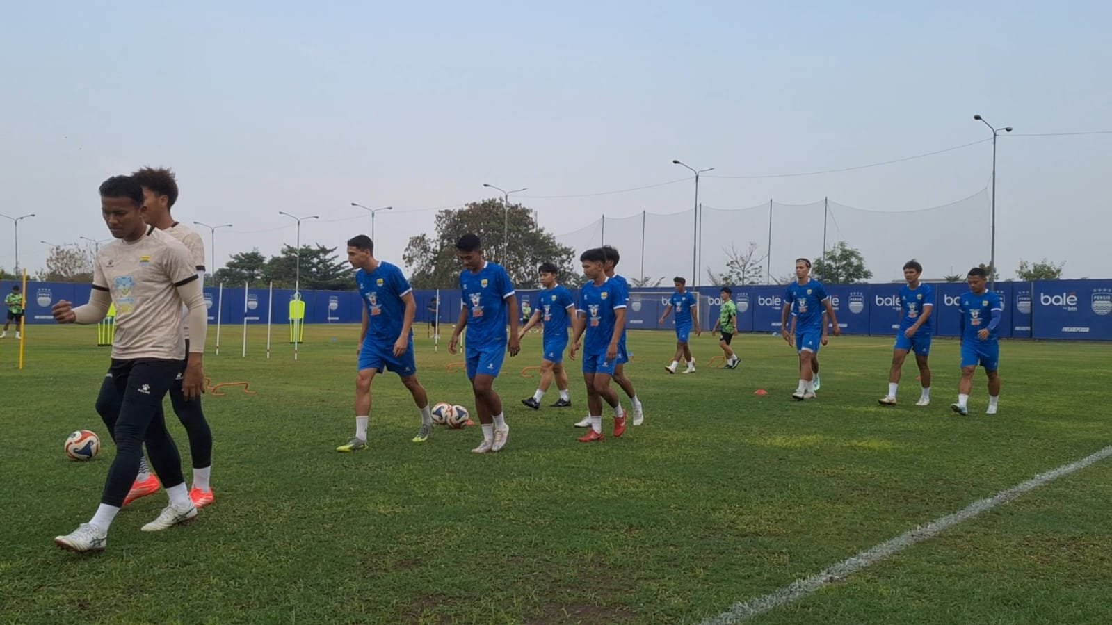 Persib Bandung menggelar latihan. (foto: juaranews/rahman)
