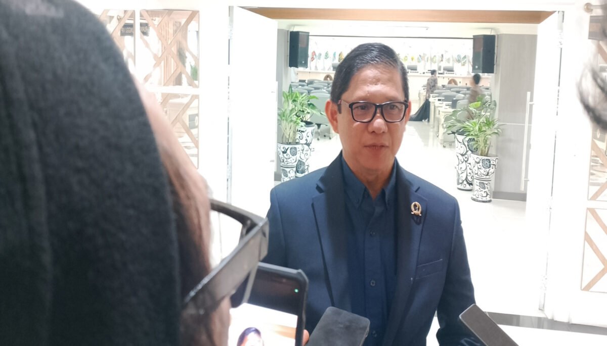 Rencana pemerintah mengaktifkan kembali penerbangan komersial di Bandara Husein Sastranegara, Kota Bandung, mendapat dukungan dari DPRD Jabar.