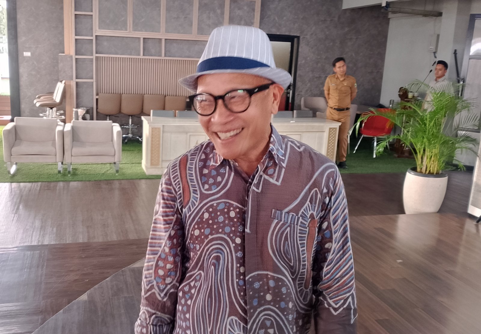 Buky Wibawa meluruskan persepsi publik yang berkembang terkait wacana perubahan nama Provinsi Jawa Barat menjadi Provinsi Sunda. 
