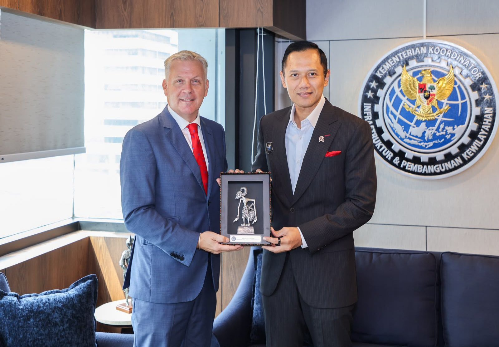 Menko AHY menerima kunjungan perpisahan Duta Besar Kanada untuk Indonesia dan Timor-Leste, H.E. Jess Dutton, di Kantor Kemenko Infrastruktur.
