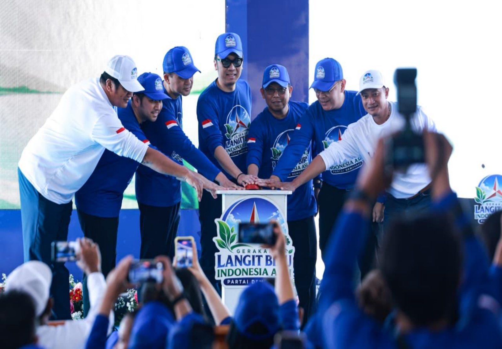 AHY meluncurkan Gerakan Nasional Langit Biru Indonesia Asri, sebuah gerakan gotong royong berskala nasional.