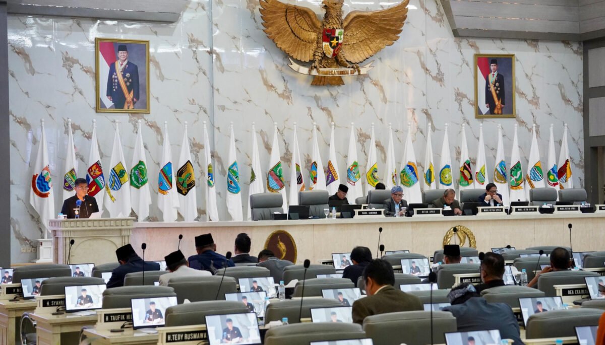 DPRD Jawa Barat menggelar rapat paripurna yang berfokus pada jawaban Gubernur terkait Ranperda P2APBD Tahun Anggaran 2025.