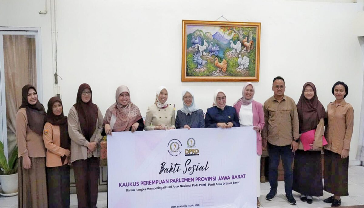 Hj. Ratnawati bersama Kaukus Perempuan Parlemen Jawa Barat menggelar bakti sosial di Griya Ramah Anak Balita Bandung.