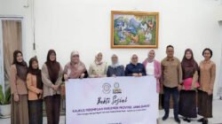 Hj. Ratnawati bersama Kaukus Perempuan Parlemen Jawa Barat menggelar bakti sosial di Griya Ramah Anak Balita Bandung.